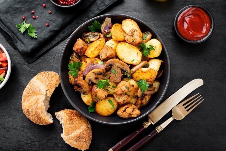 Жареная картошка с мясом и грибами на сковороде