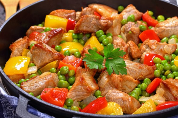 Жареная картошка с мясом и овощами на сковороде