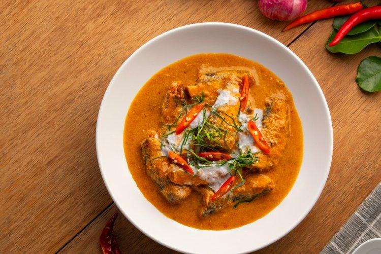 Минтай в сметанно-томатной подливке на сковороде