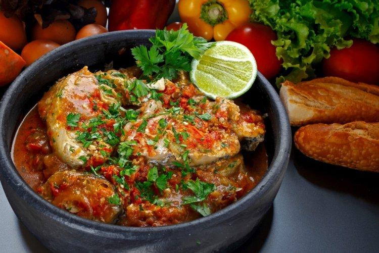 Минтай со свеклой и сметаной на сковороде