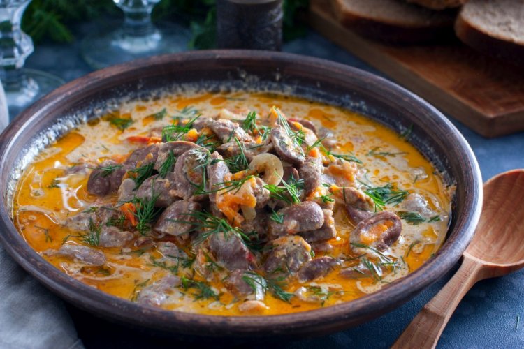 Куриные сердечки с луком и морковью в сметане