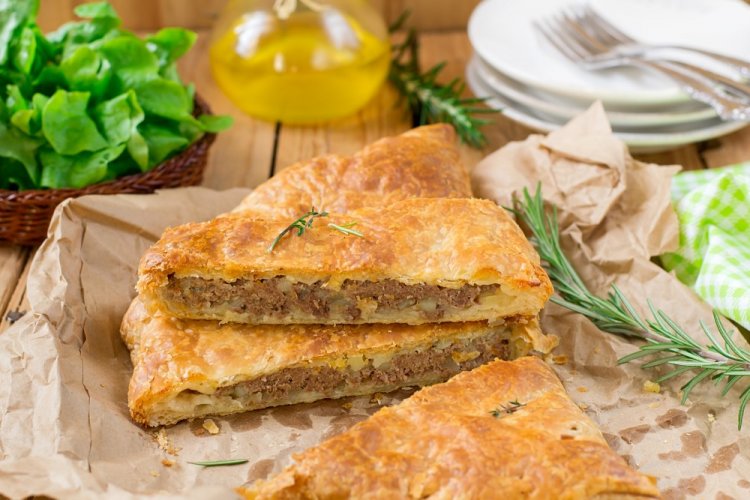 Пирог из слоеного теста с мясным фаршем Пирог из слоеного теста с мясным фаршем