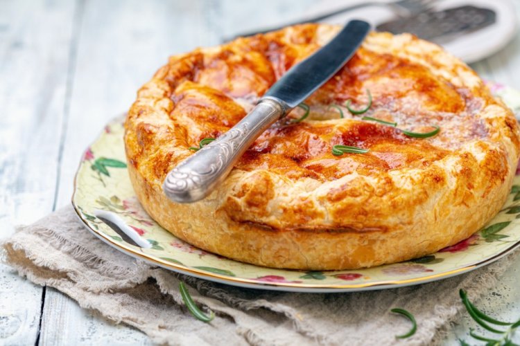 Пирог из слоеного теста с мясом и картофелем Пирог из слоеного теста с мясом и картофелем