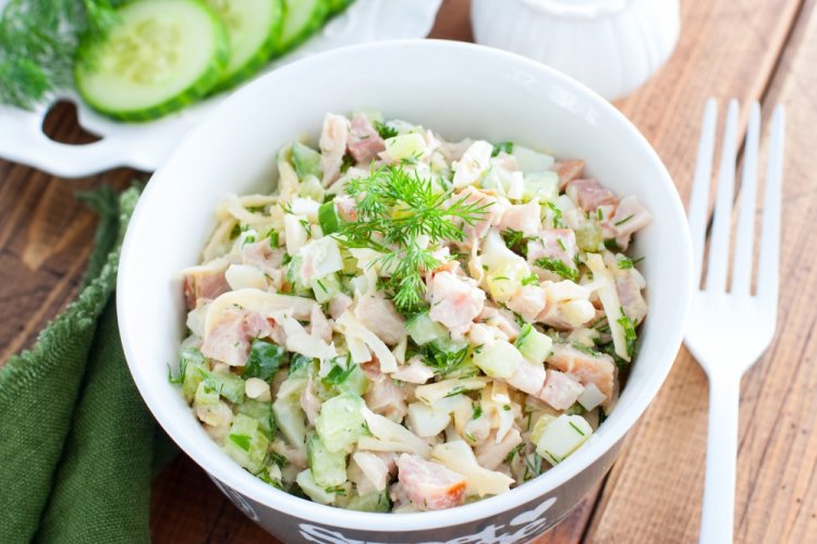 Салат с жареной курицей, огурцами и яйцами