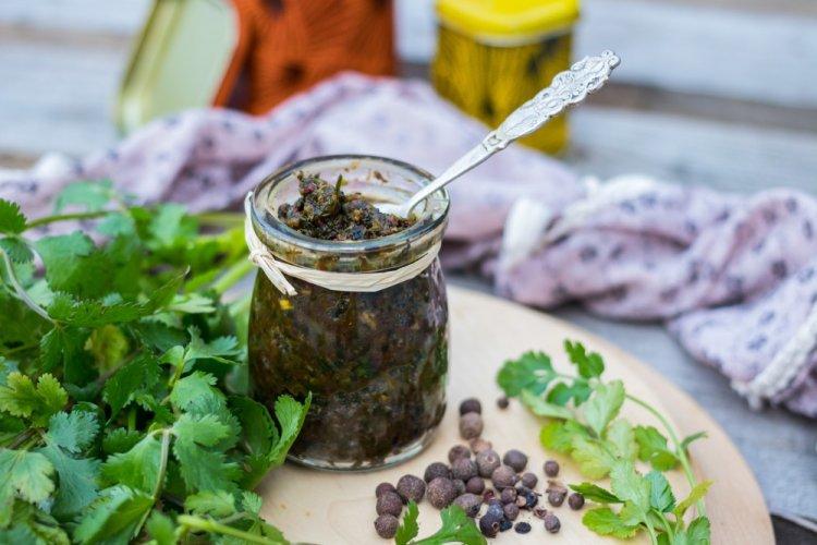 Зеленая аджика с петрушкой и кинзой