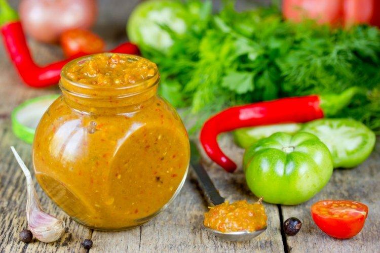 Зеленая аджика из помидоров на зиму