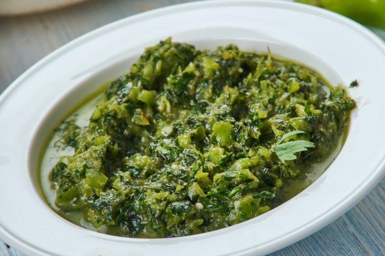 Зеленая аджика с листьями хрена и сельдереем