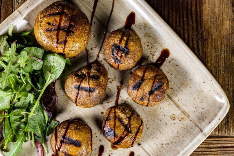 Шампиньоны в чесночном маринаде на мангале