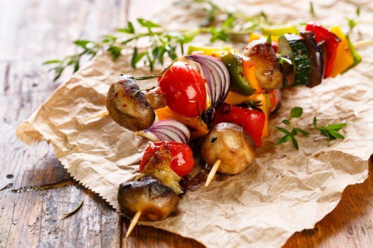 Шампиньоны с овощами на мангале