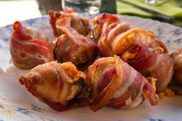 Шампиньоны с беконом и рикоттой на мангале