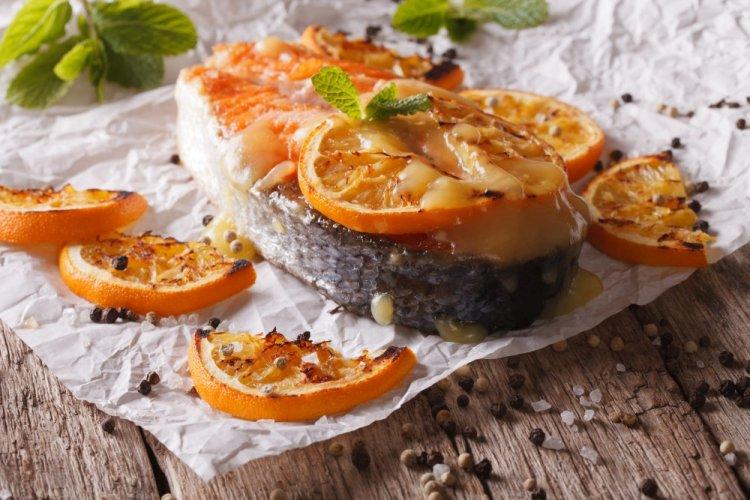 Форель с апельсинами и имбирем в духовке