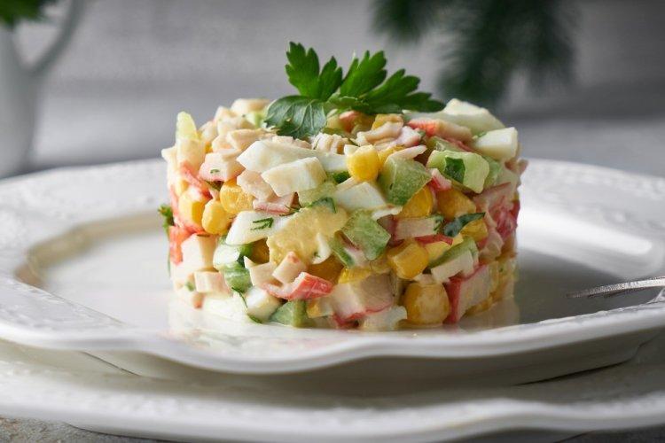 Салат с крабовыми палочками, кукурузой и огурцами