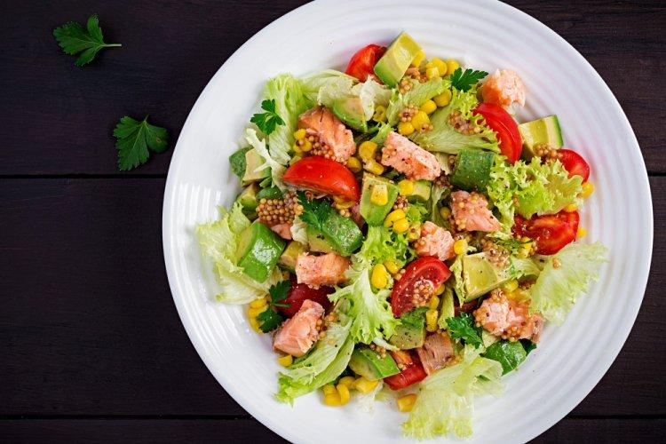 Салат с лососем, кукурузой и помидорами черри