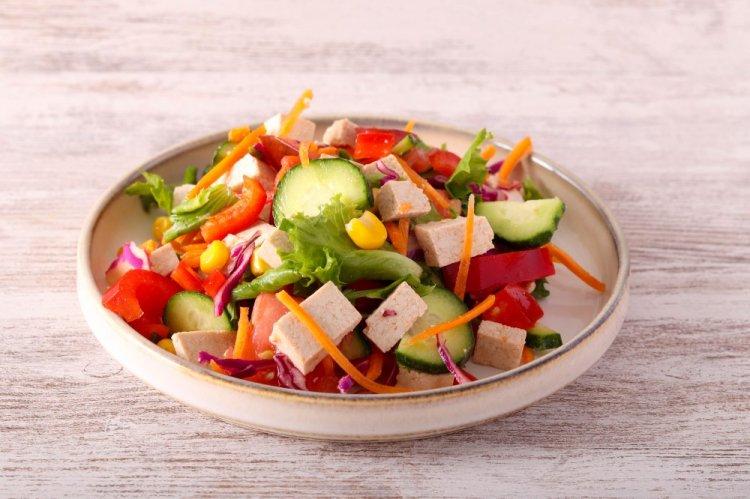 Салат с кукурузой, тофу и сельдереем