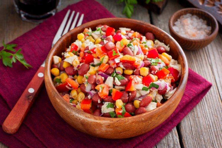 Салат с консервированной фасолью и кукурузой