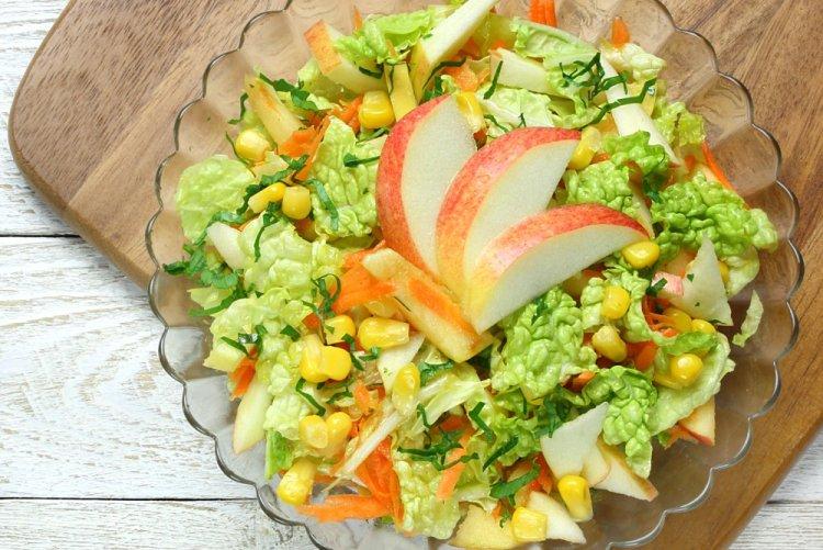 Салат с пекинской капустой, кукурузой и яблоками