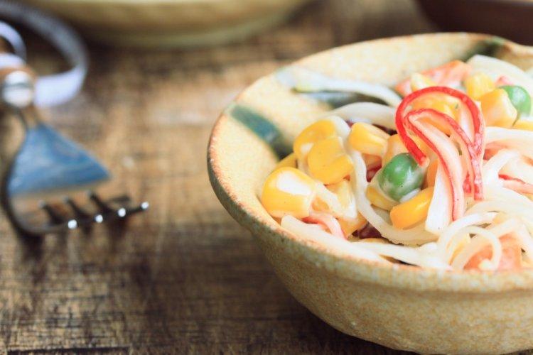 Салат с крабовыми палочками, кукурузой и горошком