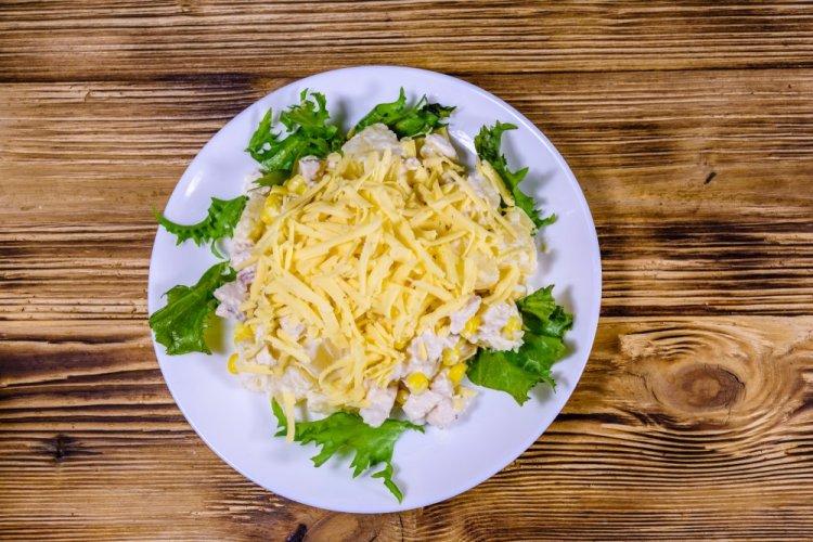 Салат с копченой курицей, кукурузой и сыром