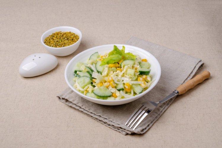 Салат с капустой, огурцами и кукурузой