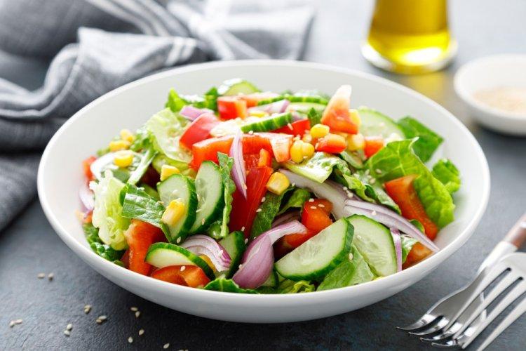 Салат с кукурузой и овощами