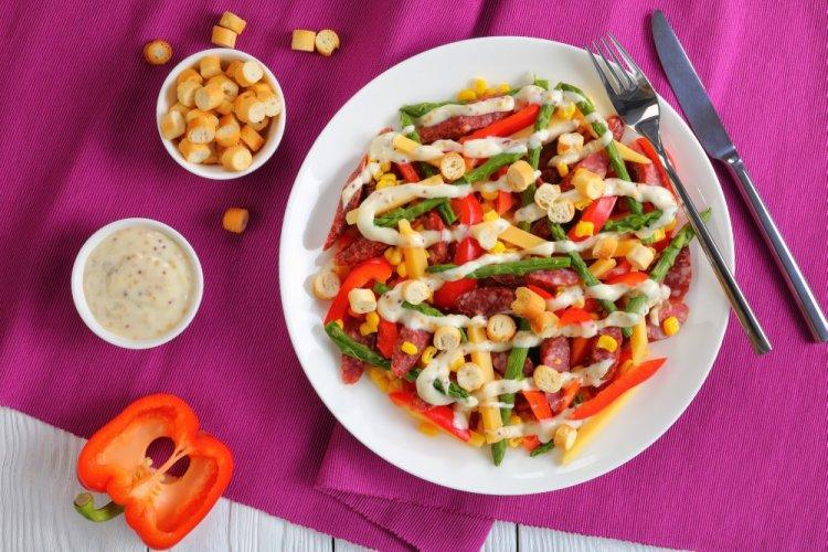 Салат с колбасой, кукурузой и сухариками