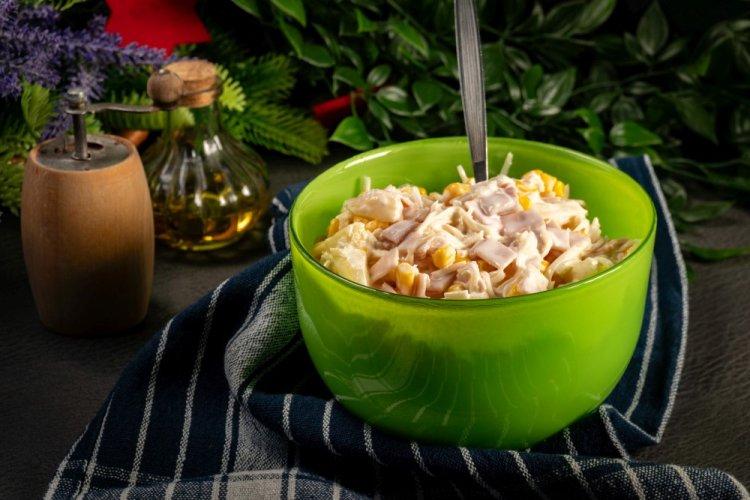 Салат с ветчиной и кукурузой
