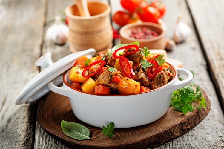 10 лучших рецептов картошки с мясом в горшочках для всей семьи 10 лучших рецептов картошки с мясом в горшочках для всей семьи