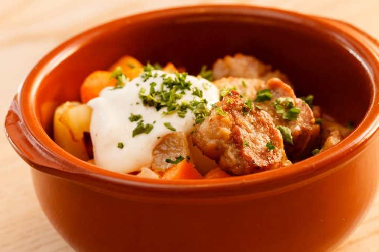 Картошка с мясом и сметаной в горшочках Картошка с мясом и сметаной в горшочках