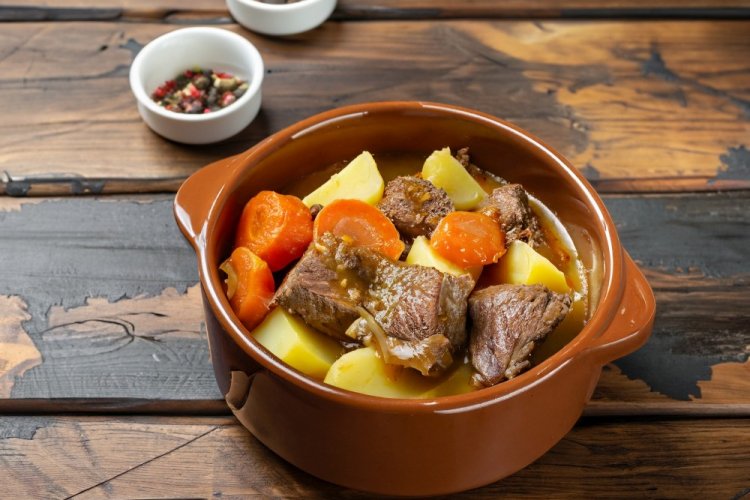 Картошка с мясом и томатом в горшочках Картошка с мясом и томатом в горшочках