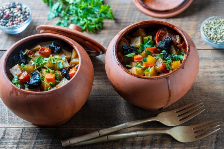 Картошка с мясом и овощами в горшочках Картошка с мясом и овощами в горшочках