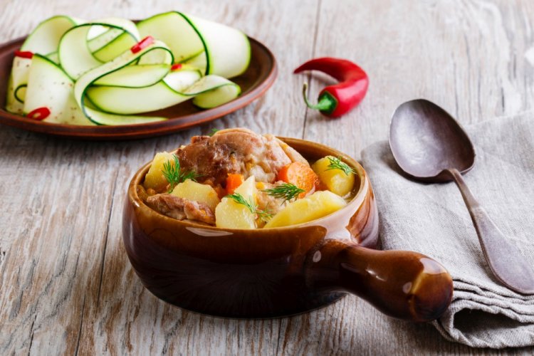 Картошка с мясом и капустой в горшочках Картошка с мясом и капустой в горшочках