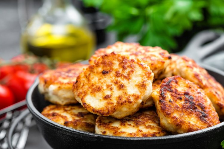 Куриные котлеты с луком и морковью в аэрогриле