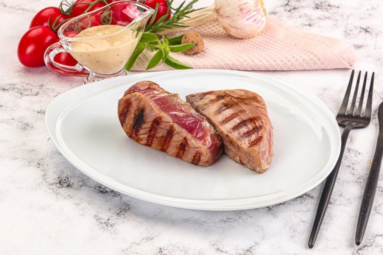 Стейки из тунца с лимонным соком и соевым соусом в аэрогриле