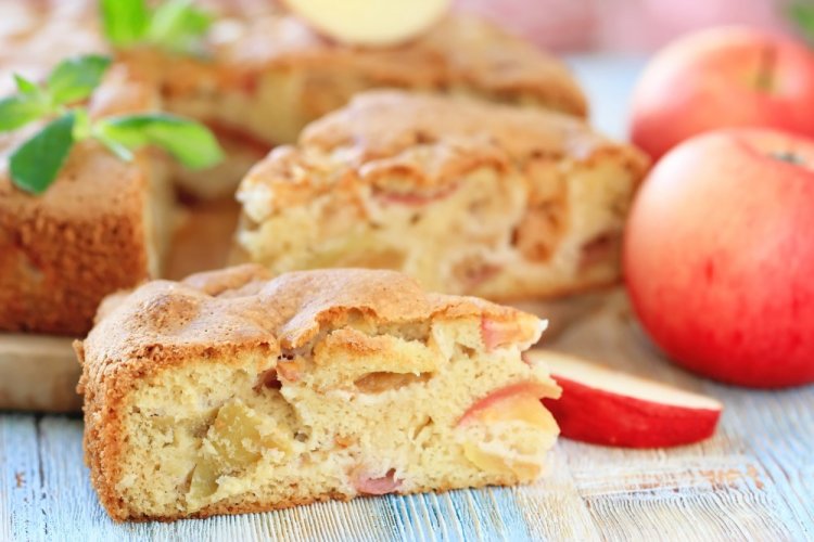 Шарлотка с яблоками на молоке в аэрогриле