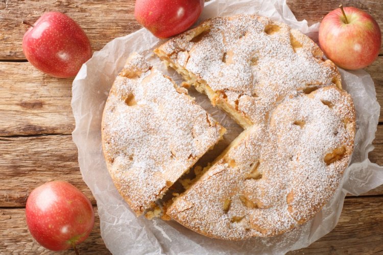 Шарлотка с яблоками и корицей в аэрогриле