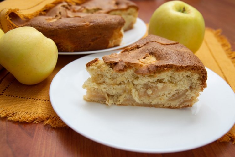 Шарлотка с яблоками и изюмом в аэрогриле