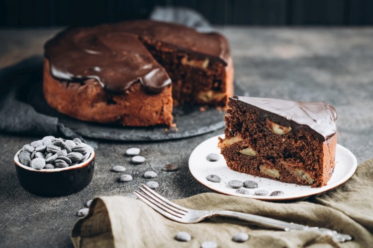 Шоколадная шарлотка с яблоками в аэрогриле