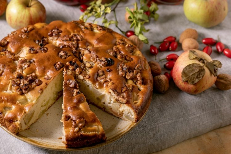 Шарлотка с яблоками и орехами в аэрогриле