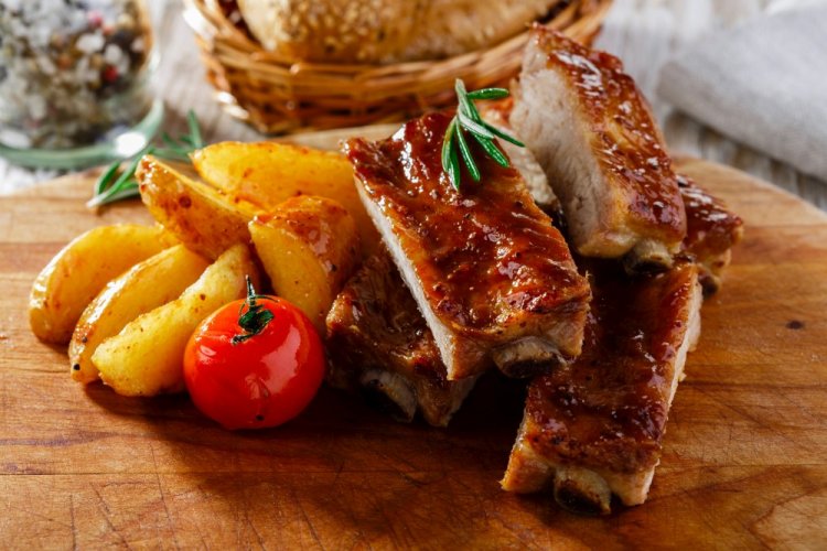 Свиные ребрышки с картофелем в аэрогриле