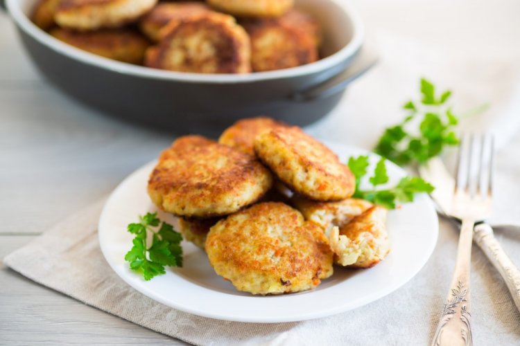 Рыбные котлеты с рисом в аэрогриле
