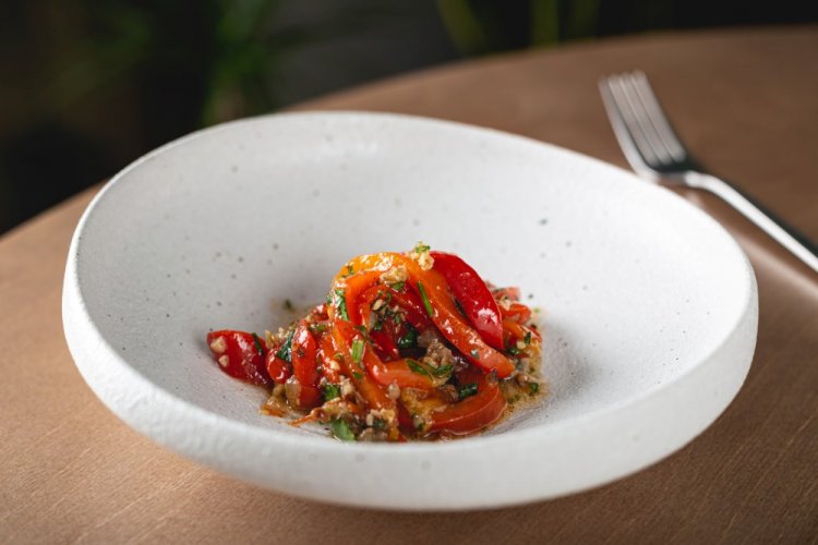 Маринованный перец с орехами и зеленью