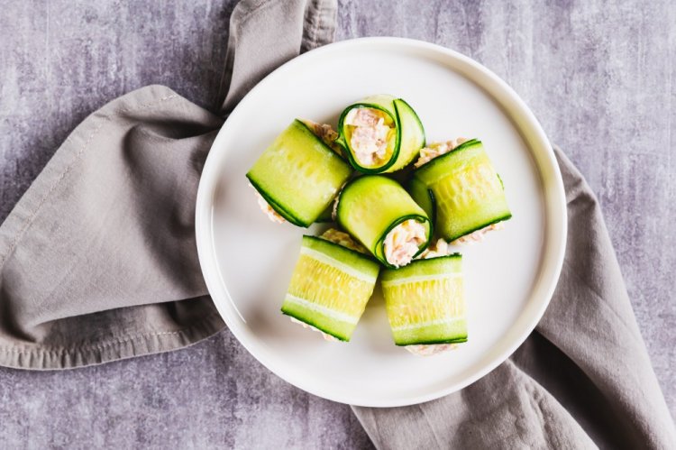 Рулетики из огурцов с крабовыми палочками на Новый год