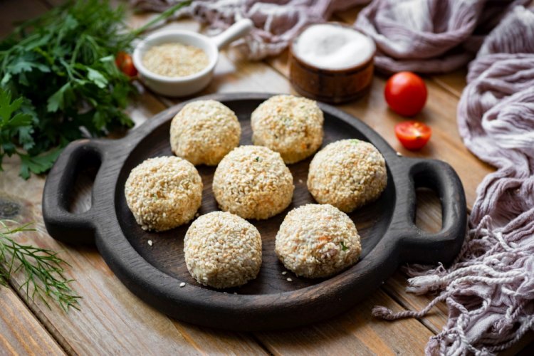 Творожные шарики с зеленью и чесноком