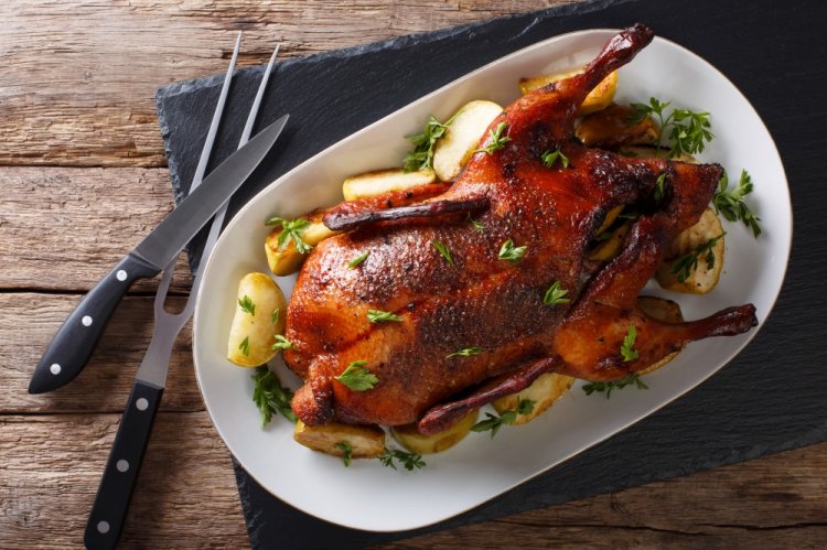 Утка с сухофруктами на Новый год