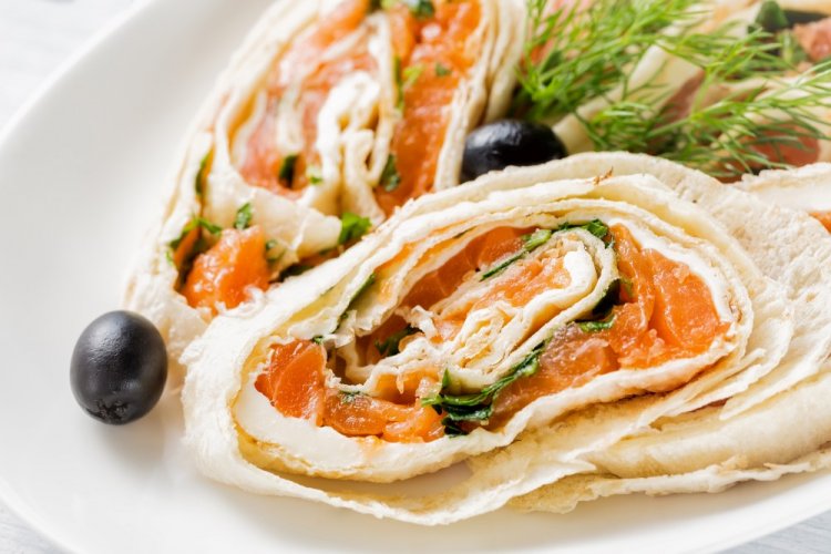 Рулет из лаваша с красной рыбой на Новый год