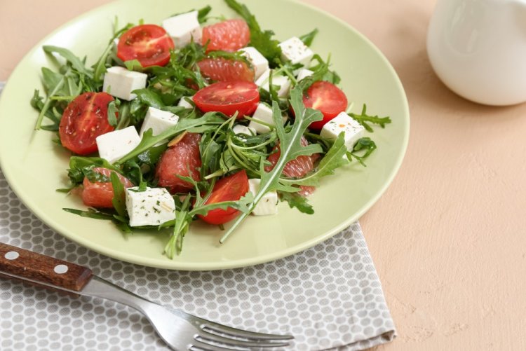 Новогодний салат с грейпфрутом и мягким сыром