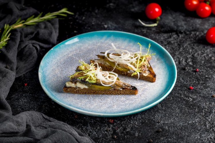 Бутерброды со шпротами и соленым огурцом