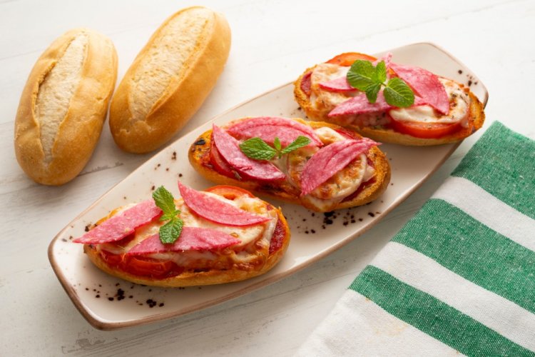 Бутерброды с колбасой и сыром