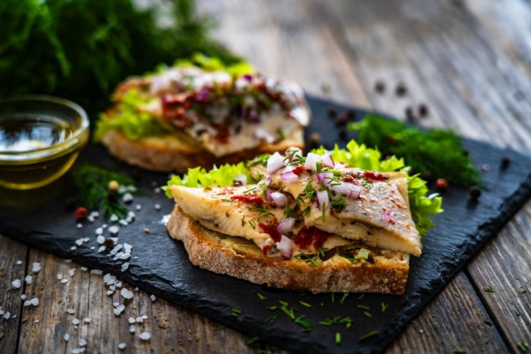 Бутерброды с сельдью и помидорами