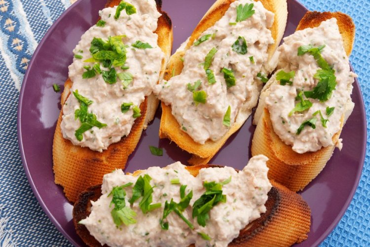 Бутерброды с консервированным тунцом